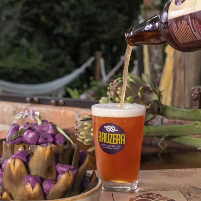 Nhoque na Alcachofra com cerveja de hibisco da Bauzera, no Donna Pinha, em Santo Antônio do Pinhal