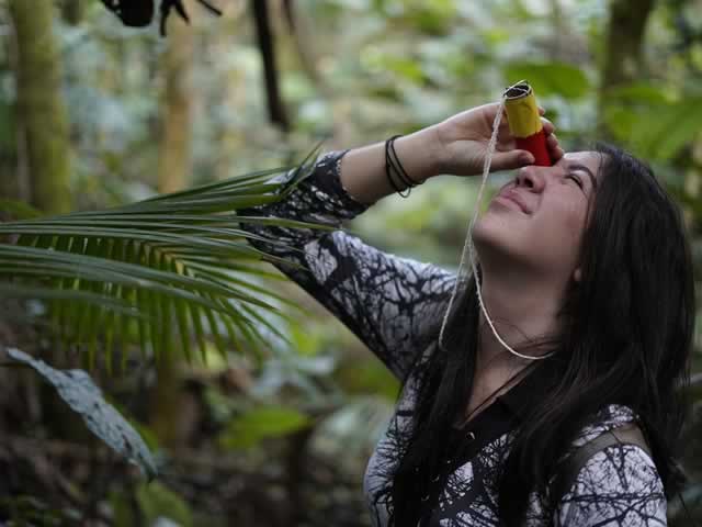 Garota observando a natureza