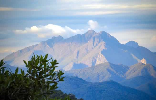 Pico dos Marins ao fundo - Piquete SP