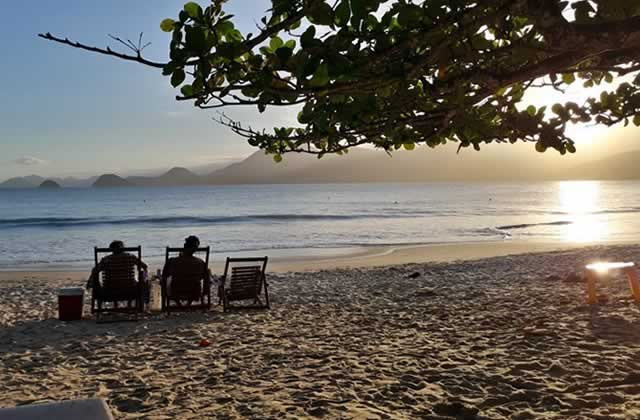 Casal sentado na praia da almada fim de tarde