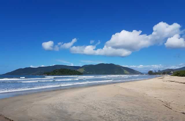 Vista da faixa de areia Praia da Lagoinha Ubatuba