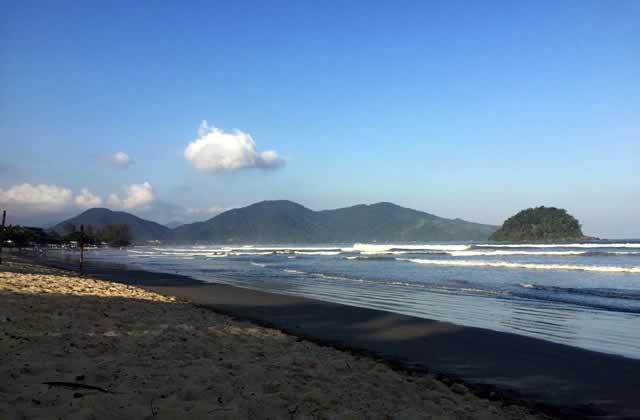 Vista faixa de areia praia da maranduba