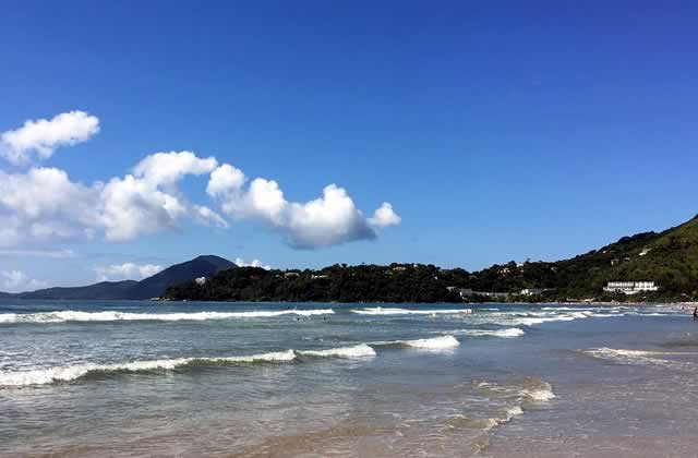 Areia branca da Praia das Toninhas