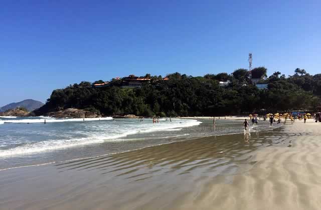 Faixa de areia da Praia do Tenório