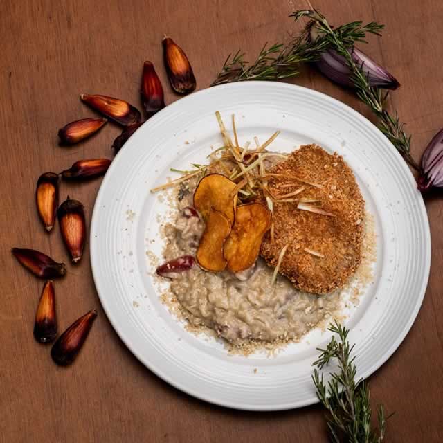 RISOTO DE GORGONZOLA COM PINHÃO CARAMELIZADO E FILÉ MIGNON