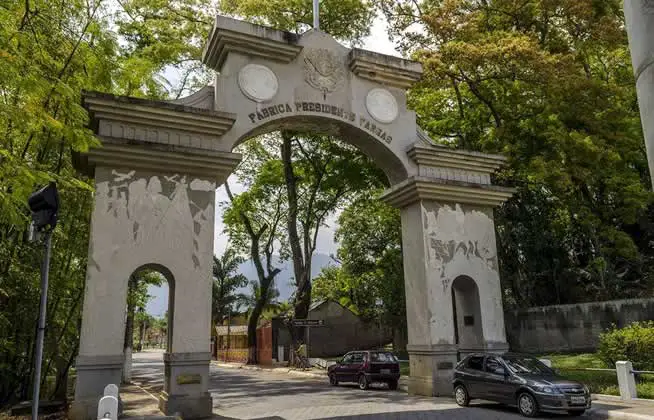 Pórtico Fábrica Presidente Vargas - Piquete SP