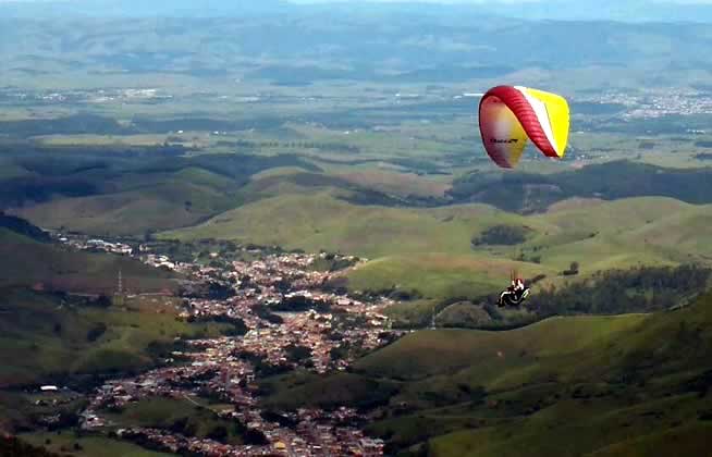 Salto da rampa de voo livre - Vista aérea de Piquete SP