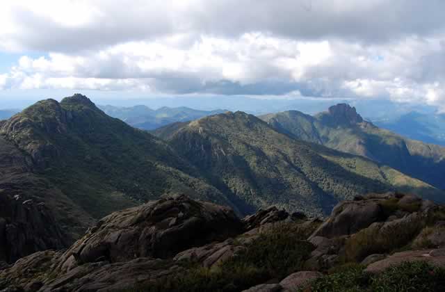 Cadeia Montanhosa com Pico do Itaguaré ao fundo