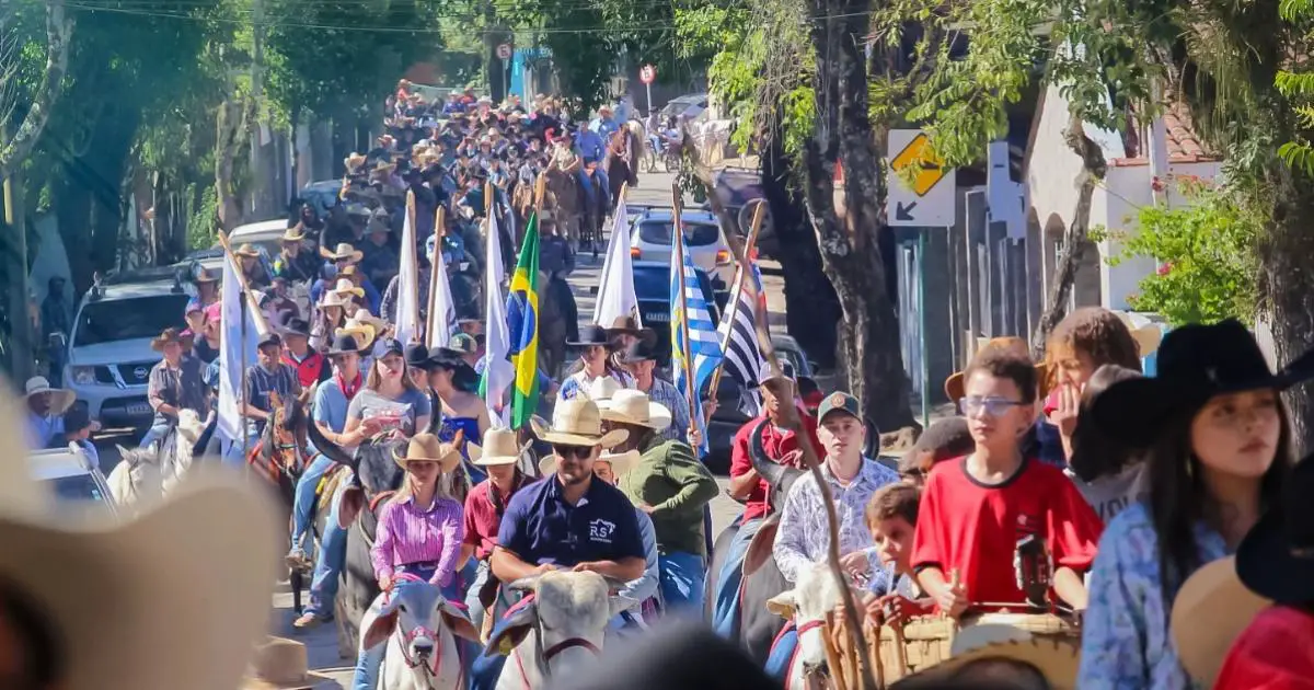 Imagem de capa: São Francisco Xavier se prepara para a XVI Festa do Tropeiro