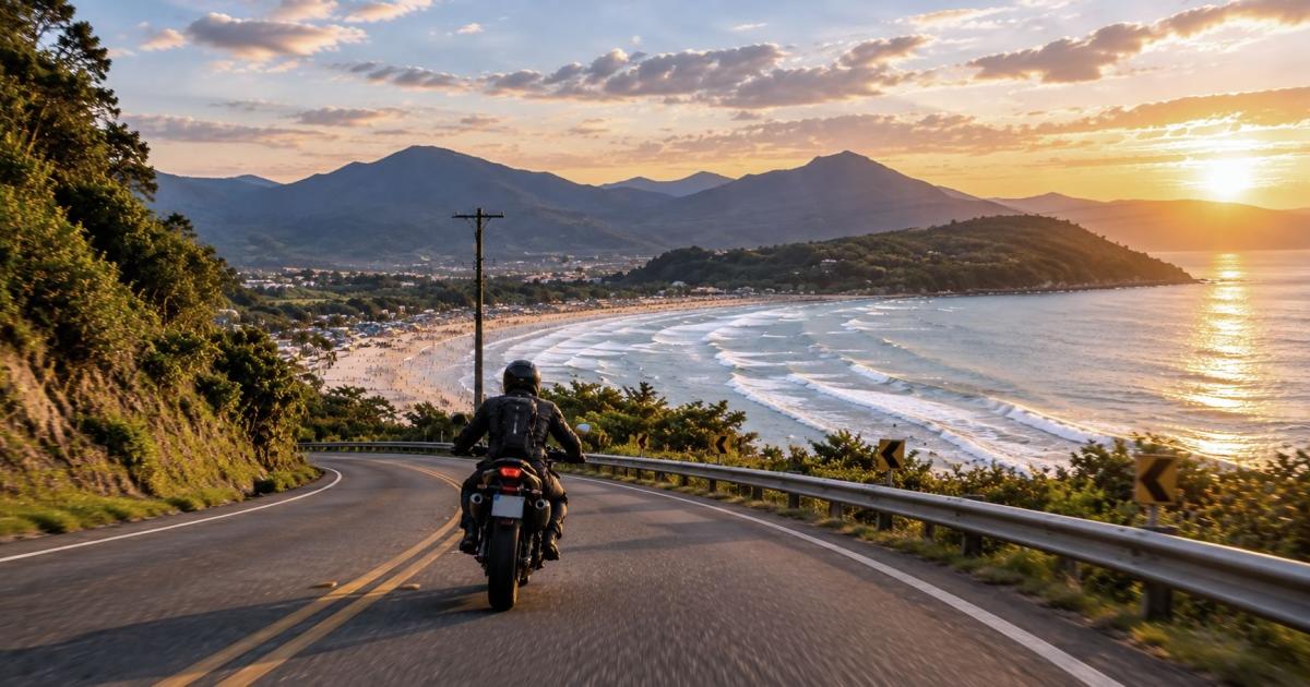 Imagem de capa: Ubatuba de Moto: Roteiro com vento no rosto e pé na areia