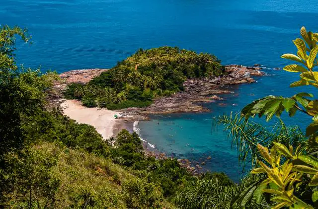 Imagem de capa: São Sebastião esconde praia paradisíaca com cachoeira, trilha e mirante no mesmo lugar.