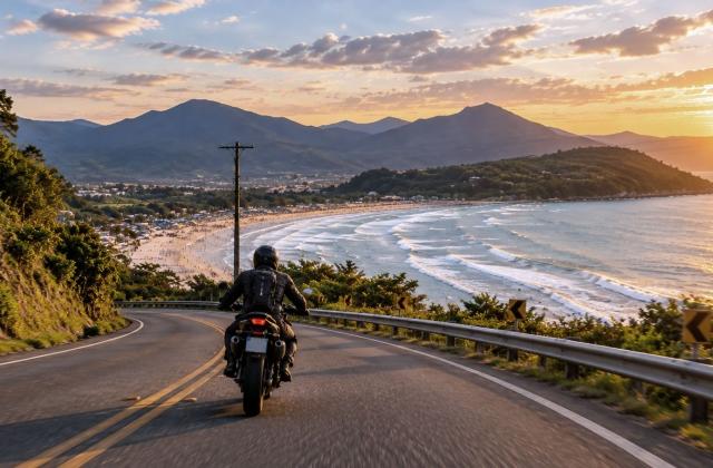Ubatuba de Moto: Roteiro com vento no rosto e pé na areia