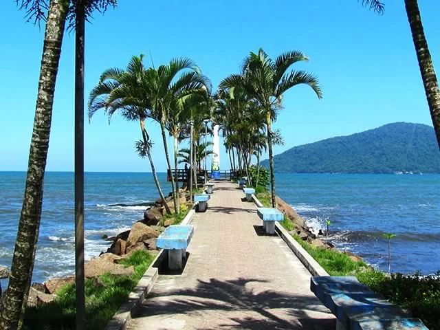 Ubatuba de moto: Vista do Mirante do Farol da Praia do Cruzeiro, no centro de Ubatuba. Cr&eacute;ditos da foto: Marcelo Alves