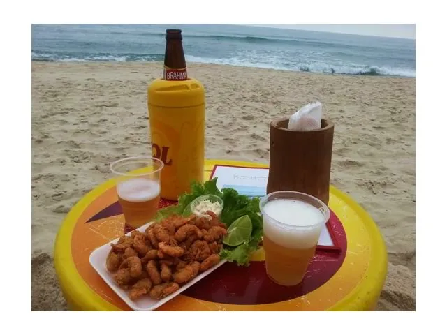 Ubatuba de moto: relaxar na praia comendo um camaraozinho e uma cerveja. Beba com modera&ccedil;&atilde;o.
