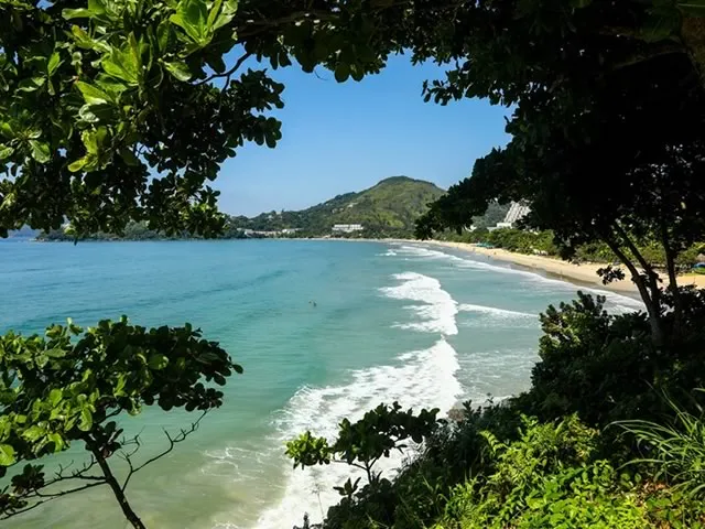 Ubatuba de moto: Vista de mirante na Praia das Toninhas
