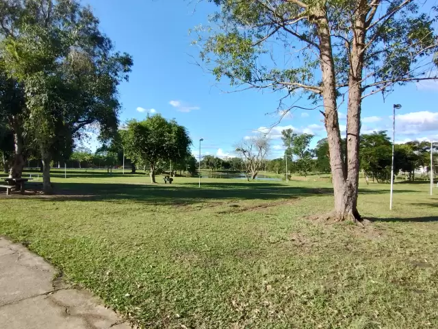 Parque Ecológico do Mondesir: Grande área verde com lago